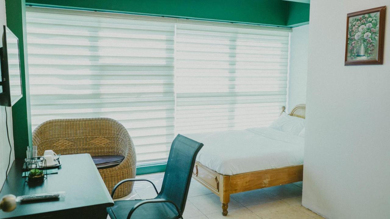 2428 Suites Urdaneta Ngoại thất bức ảnh